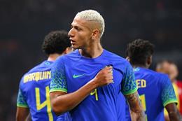 VIDEO: Richarlison bị CĐV ném chuối miệt thị 